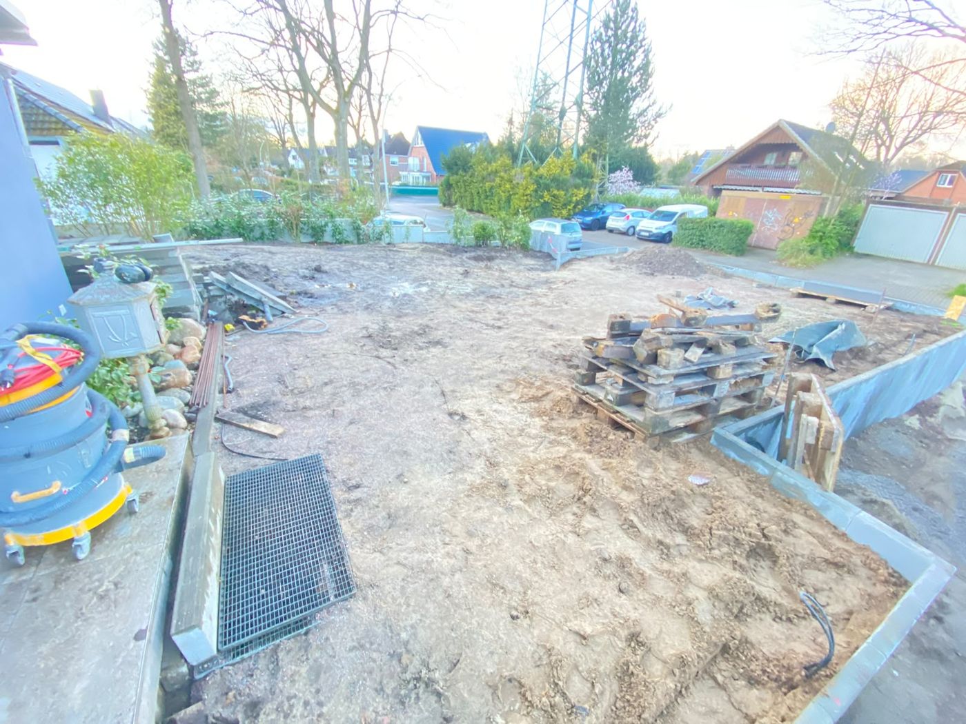 Baufeld vor der Pflasterung: Randsteine gesetzt, Fläche vorbereitet